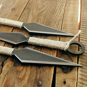 Couteaux Kunai Le couteau kunai est un couteau à lancer de style japonais utilisé par des lanceurs de couteaux très habiles.